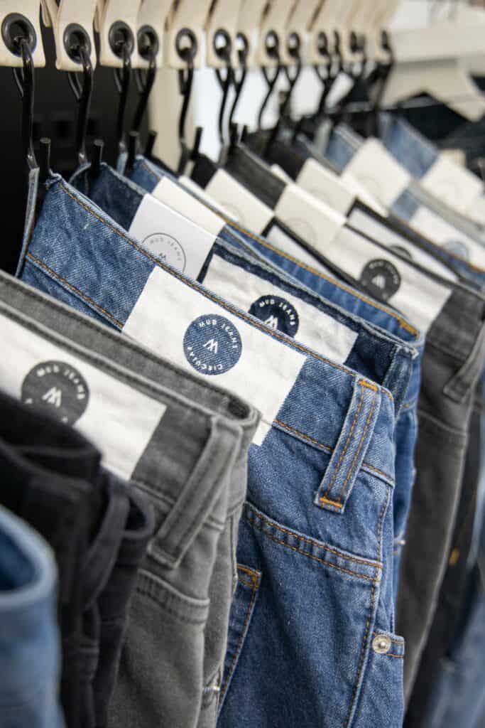 MUD Jeans spijkerboeken achter elkaar hangen